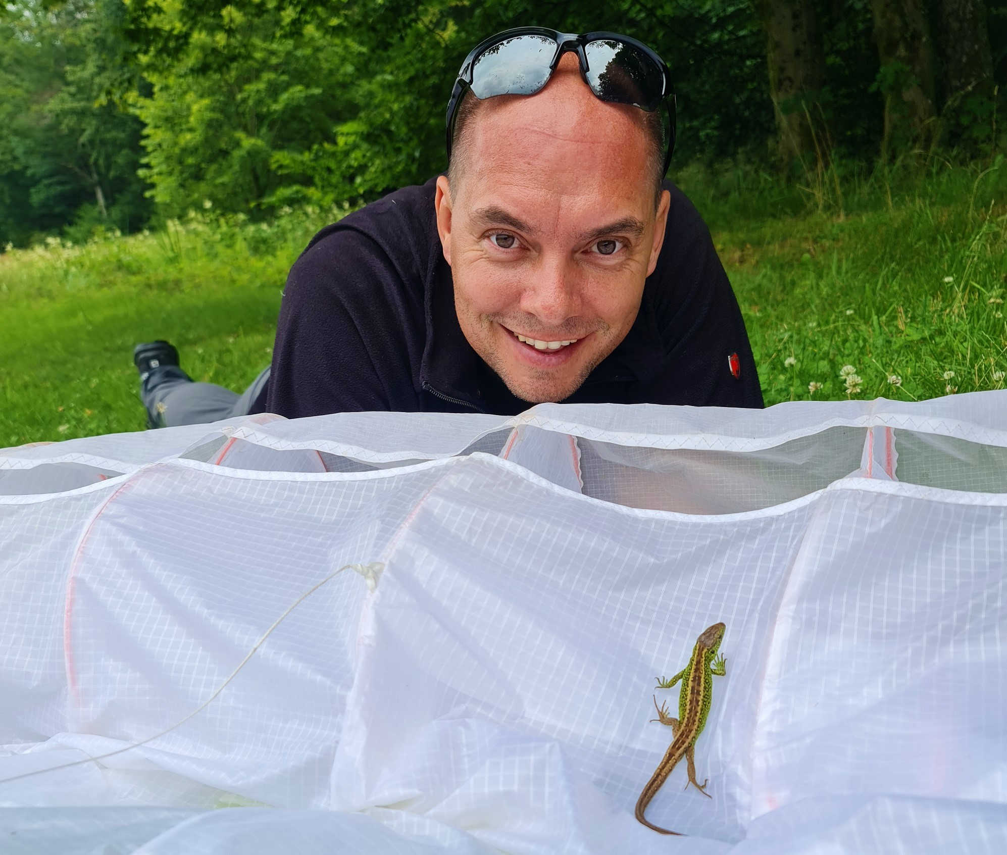 Alexander Friesl mit tierischem Passagier, der unfreiwillig mitgeflogen ist