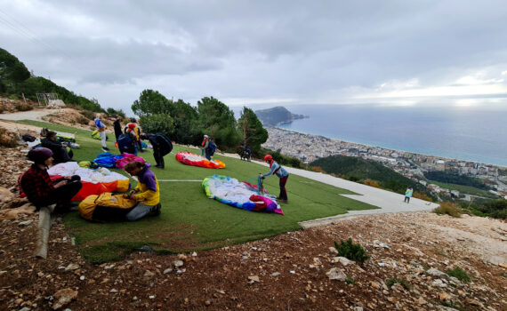 Paragliding in Alanya. Perfect combination of flying and family holiday. Easy flying conditions and very reliable.