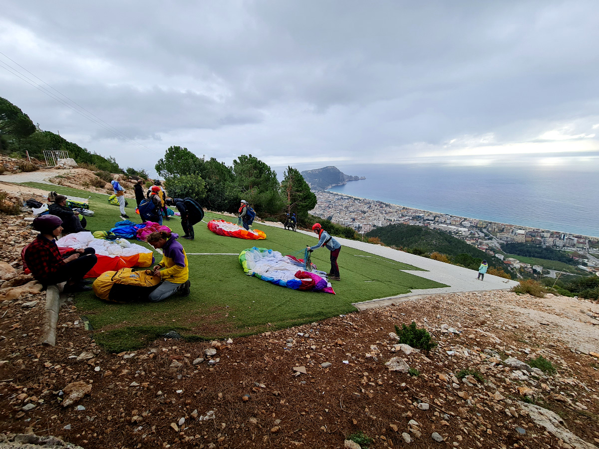 Paragliding in Alanya. Perfect combination of flying and family holiday. Easy flying conditions and very reliable.