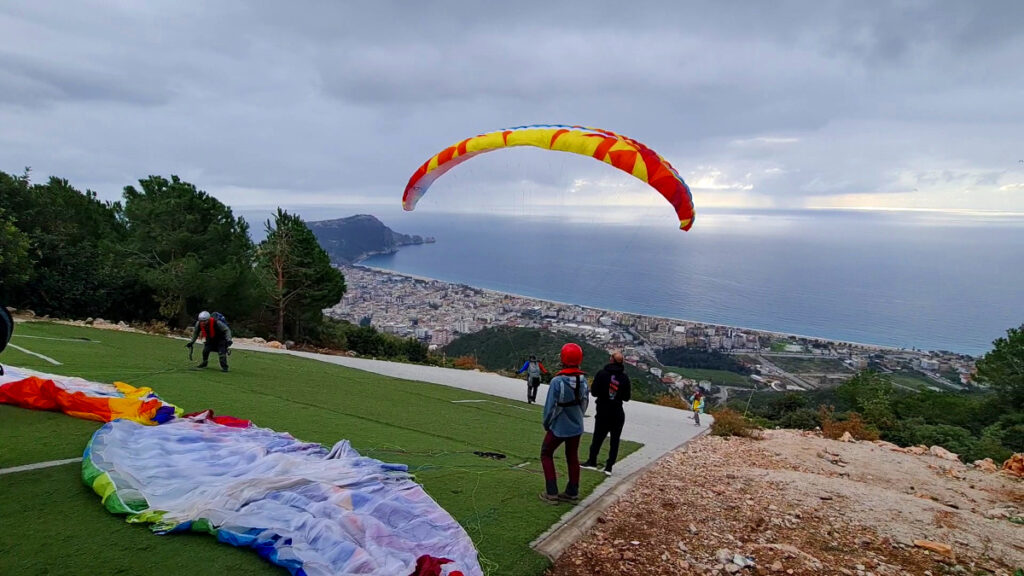 Paragliding in Alanya. Perfect combination of flying and family holiday. Easy flying conditions and very reliable.