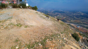 Paragliding spot between Mersin and Adana with good XC-Potential. Take off is on top of the Eshab-i Cave. Get in touch for Flying permission. Landing is on a private owned parking lot.