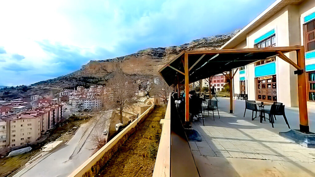 Terrasse des Tolkafe Cafe direkt unter der beeindruckenden Thermikwand