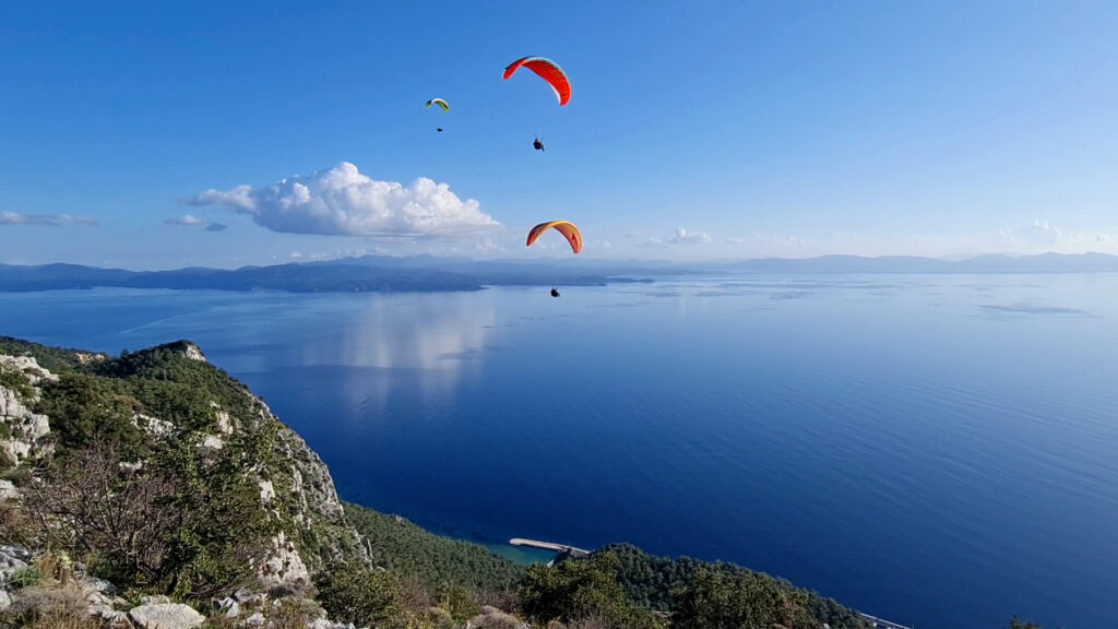 Piloten von Paragliding-Turkey fliegen an der Soaring Kante von Ören.